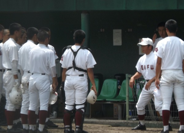 動作を交えて選手に指示を出す岐阜・北川監督