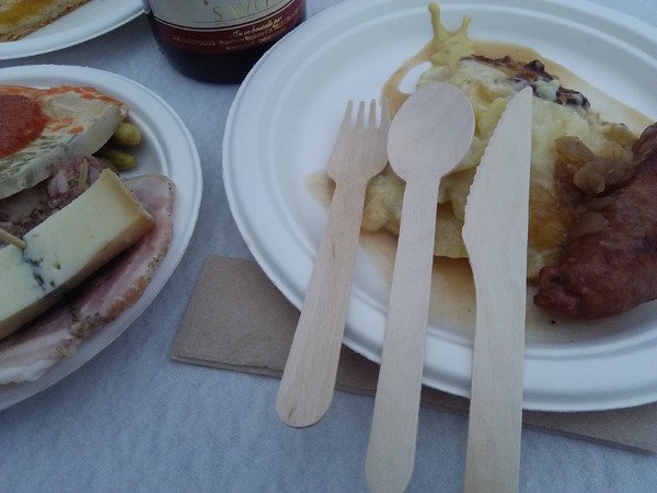 アルプスの昼食時にはそのまま焼却できるような木製のナイフ・フォークが用意されていた