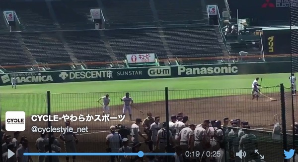 甲子園練習、外野ノックで跳ね返りを確認
