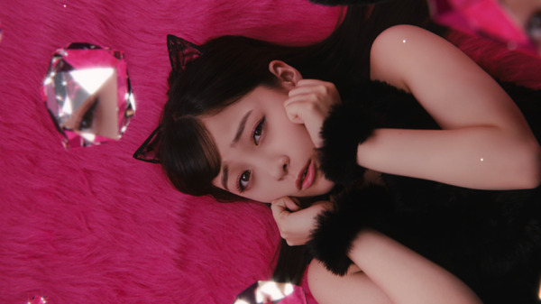 橋本環奈がセクシーな黒猫に変身！「リップ＆アイ」テレビCMが8/13オンエア