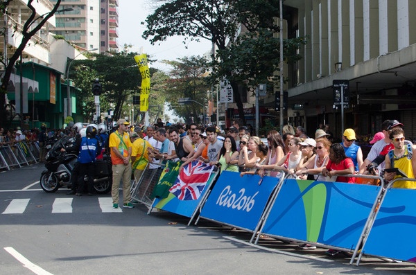 リオデジャネイロ五輪、女子自転車ロードレースを応援する観客（2016年8月7日）