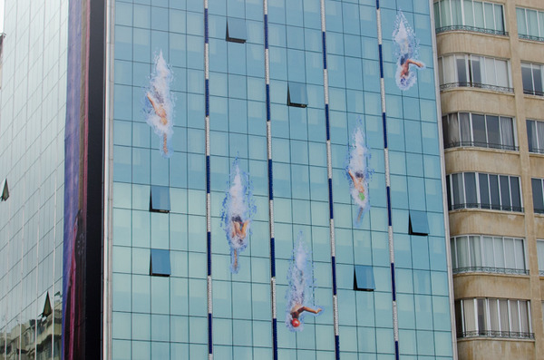 「HOTEL NISSAN KICKS」に競泳がデザインされていた（2016年8月7日）