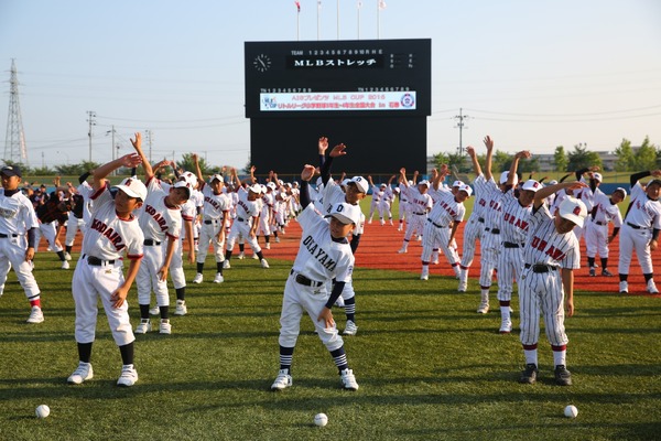 クロマティ、リトルリーグ野球に登場…子どもとMLB式ストレッチ実践