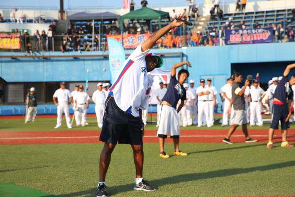 クロマティ、リトルリーグ野球に登場…子どもとMLB式ストレッチ実践