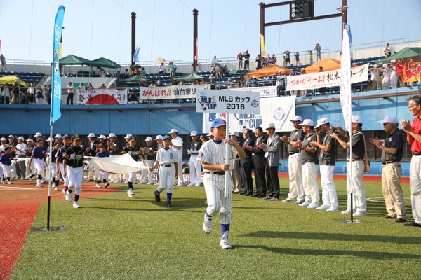 クロマティ、リトルリーグ野球に登場…子どもとMLB式ストレッチ実践