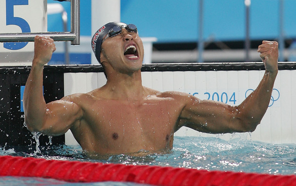 アテネ五輪、平泳ぎ100mで金メダルを獲得した北島康介（2004年8月15日）