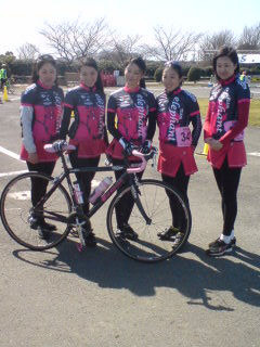 　美女自転車軍団として知られるチームエレファントが9月19日に開催されるTOKYOセンチュリーライドARAKAWA 2009に参加することが決まった。同チームは片山右京が監督を務める女子だけで編成された自転車チーム。女優やモデルなどで構成され、美容と健康をかねて全国各地