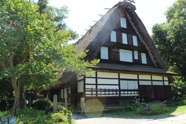 飛騨の里の合掌造りの家。白川郷まで行かずに、ここで見学