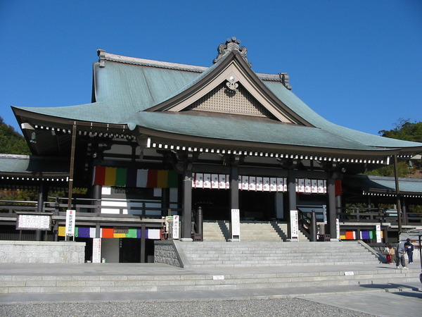 新年には東海各県から初詣客が訪れる法多山尊永寺