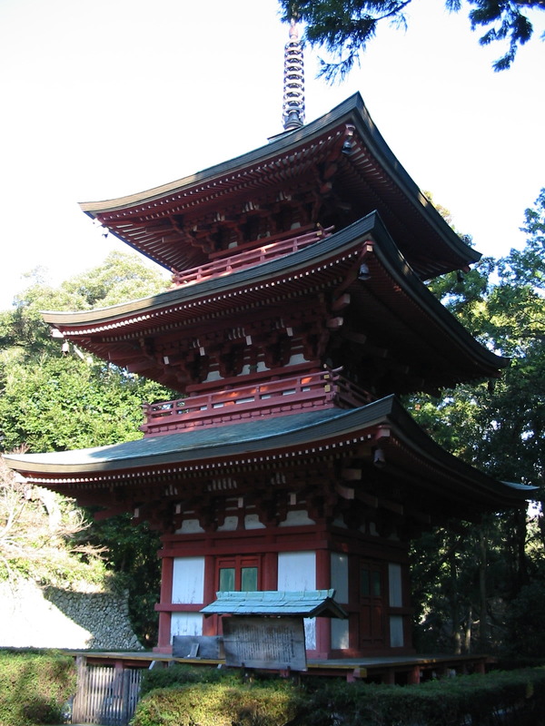 重要文化財に指定されている油山寺の三重塔