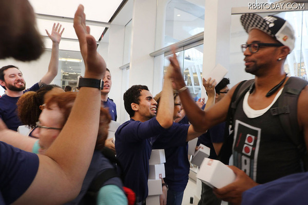 ニューヨークのワールドトレードセンターにオープンしたApple Store（C）Getty Images