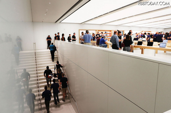 ニューヨークのワールドトレードセンターにオープンしたApple Store（C）Getty Images