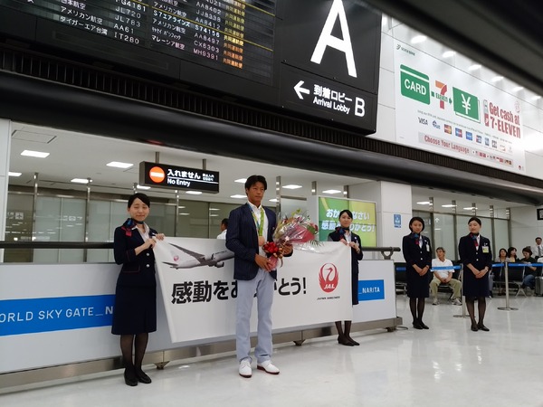 JALでフランクフルトから成田に到着したリオ五輪カヌー銅メダリスト・羽根田卓也選手