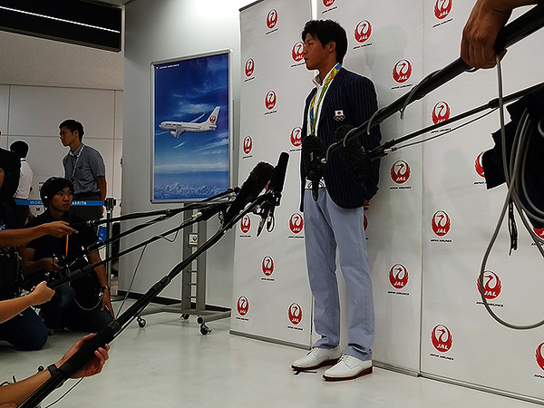 8月19日、成田空港に到着した羽根田卓也選手（ミキハウス）