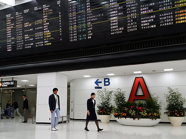 8月19日、成田空港に到着した羽根田卓也選手（ミキハウス）