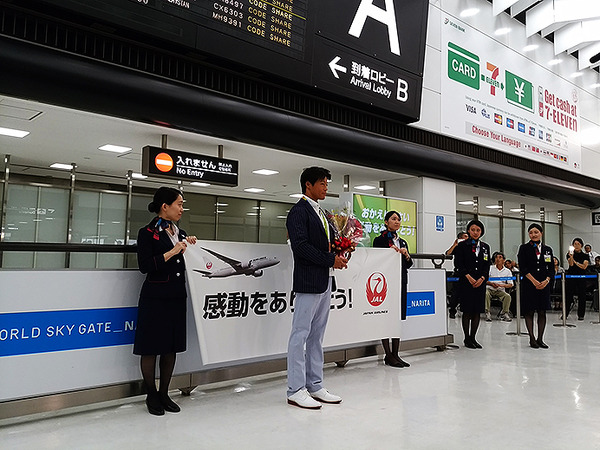 8月19日、成田空港に到着した羽根田卓也選手（ミキハウス）