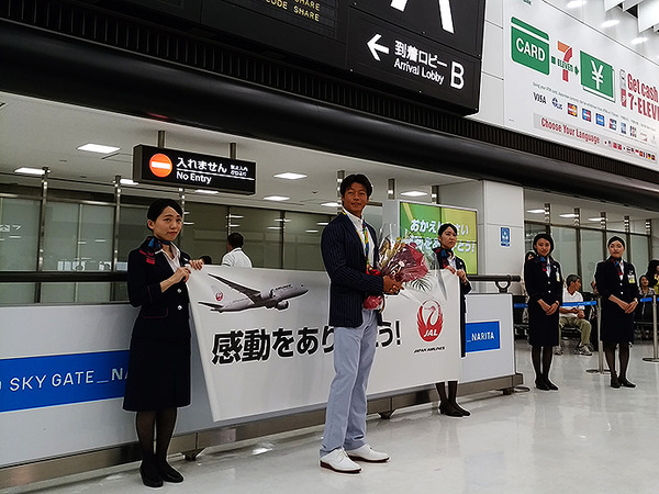 8月19日、成田空港に到着した羽根田卓也選手（ミキハウス）