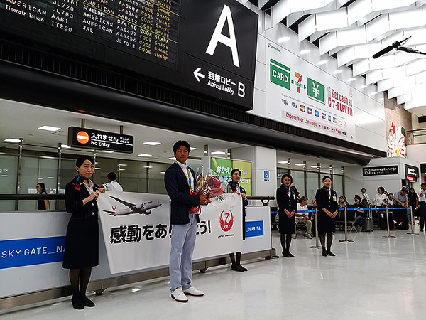 8月19日、成田空港に到着した羽根田卓也選手（ミキハウス）