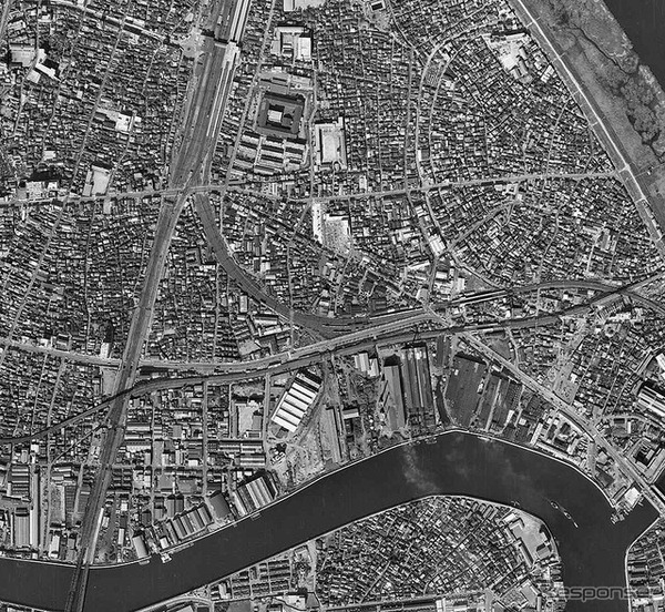 1966年の東武千住線付近。伊勢崎線から分岐し、隅田川に向けてレールが延びているのがわかる。千住貨物駅の船着場は埋め立てられた。写真左上は北千住駅