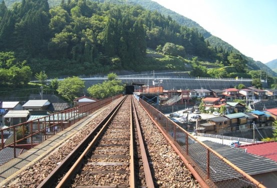岐阜県を代表する超巨大廃墟、神岡鉱山までの廃線の上を走ることができる（写真NPO法人 神岡・町づくりネットワーク）