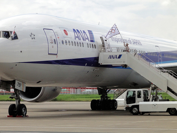 8月24日午前、羽田空港に到着したリオ発フランクフルト経由チャーター機、ANA JA781A と JAL JA735J