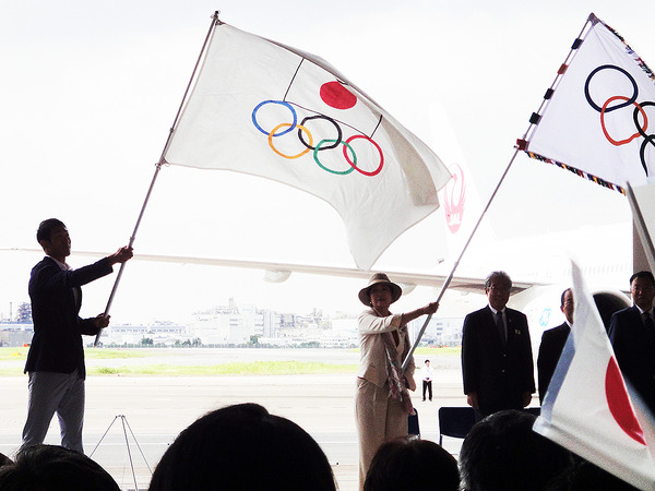 五輪旗到着歓迎式には、小池百合子都知事、竹田恒泰JOC会長、橋本聖子リオ五輪団長、山下泰裕副団長、高田裕司総監督、吉田沙保里主将、右代啓祐旗手、松野博一文科大臣、鈴木大地スポーツ庁長官などが登壇した