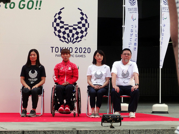 「みんなのTokyo 2020 4 Years to Go!!」（8月25日、東京都庁都民広場）では、小池百合子都知事、佐藤広東京五輪組織委員会副事務総長、山脇康日本パラリンピック委員会委員長、高島なおき都議、川井しげお都議、小磯善彦都議、谷真海選手、瀬立モニカ選手、岩崎恭子氏、野老朝雄氏らが登壇した