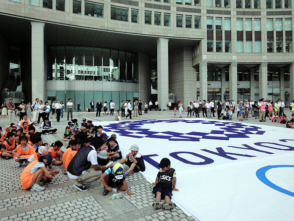 「みんなのTokyo 2020 4 Years to Go!!」（8月25日、東京都庁都民広場）では、小池百合子都知事、佐藤広東京五輪組織委員会副事務総長、山脇康日本パラリンピック委員会委員長、高島なおき都議、川井しげお都議、小磯善彦都議、谷真海選手、瀬立モニカ選手、岩崎恭子氏、野老朝雄氏らが登壇した