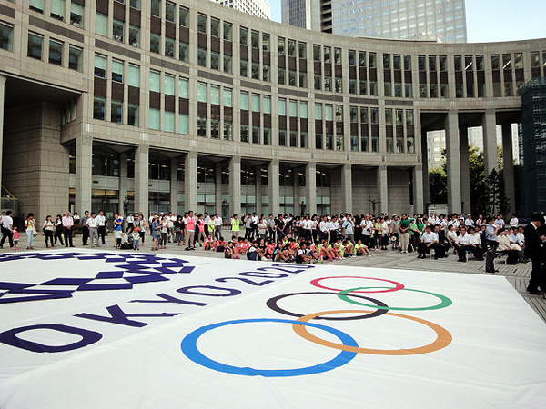 「みんなのTokyo 2020 4 Years to Go!!」（8月25日、東京都庁都民広場）では、小池百合子都知事、佐藤広東京五輪組織委員会副事務総長、山脇康日本パラリンピック委員会委員長、高島なおき都議、川井しげお都議、小磯善彦都議、谷真海選手、瀬立モニカ選手、岩崎恭子氏、野老朝雄氏らが登壇した