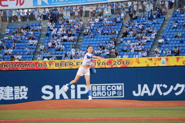 橋本マナミ、「筒香選手の身体を触りまくりたい」…ベイスターズ始球式に登板