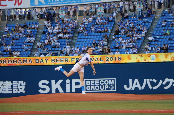 橋本マナミ、「筒香選手の身体を触りまくりたい」…ベイスターズ始球式に登板