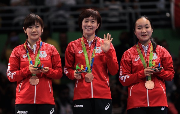 卓球団体で銅メダルを獲得した福原愛（左）、石川佳純（中央）、伊藤美誠（2016年8月16日）