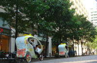 　東京・丸の内ブリックスクエアのグランドオープンに伴い、ベロタクシージャパンは9月30日まで自転車版タクシーの「ベロタクシー」で丸の内かいわいを無料で周遊できるサービスを行なっている。