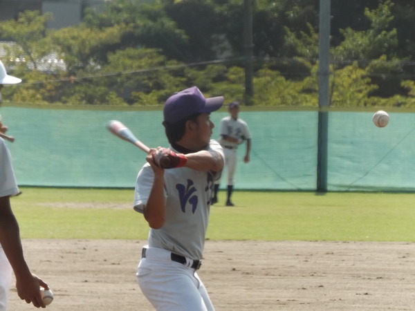 ノックする片倉・本城恵太コーチ