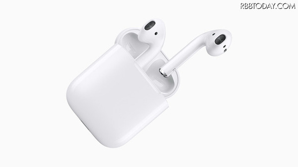 左右のイヤホンケーブルも完全に取り払ったAirPods