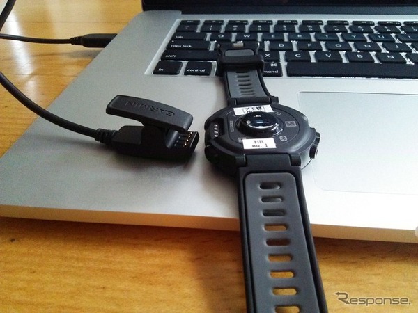 チャージングクリップで充電する。写真はクリップの端子を見せるために充電時とは逆にしてある