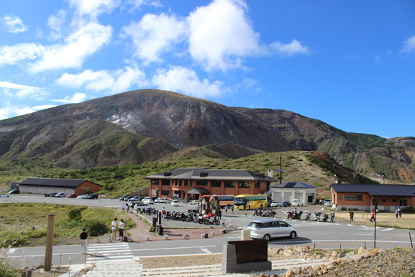 浄土平レストハウスと、一切経山