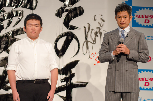 『リポビタンD』新CM発表会に横浜FCの三浦知良（右）と書道家・高橋卓也が登壇（2016年9月13日）
