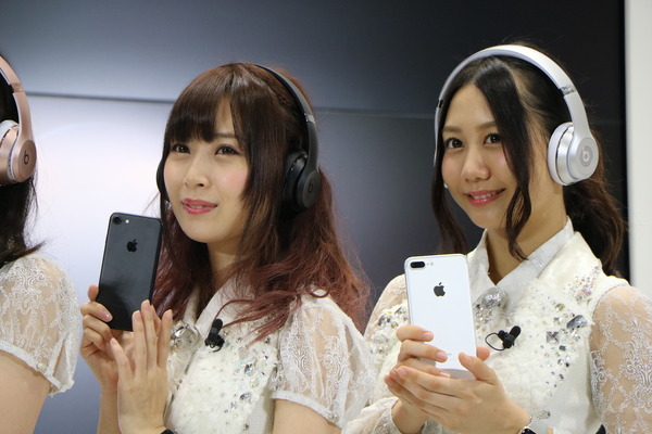 SKE48の高柳明音（左）と古畑奈和（2016年9月16日）