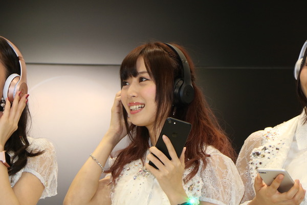 SKE48楽曲『ハッピーランキング』を試聴中の高柳明音（2016年9月16日）