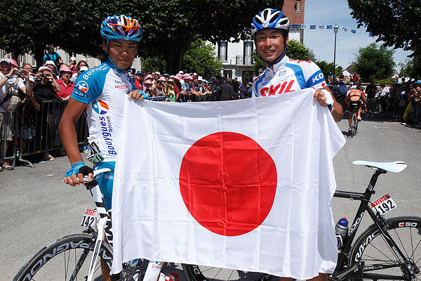 　東京オリンピック・パラリンピック招致委員会は9月17日（木）、東京都庁舎において、開催都市が決定する10月2日（金）の国際オリンピック委員会（IOC）総会に向けた出陣式を行った。総会が行われるコペンハーゲン入りするアスリート13人に、09年に日本人として13年ぶ