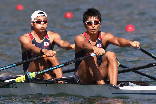 リオデジャネイロ五輪ボート軽量級ダブルスカル日本代表の大元英照（右）と中野紘志（2016年8月8日）