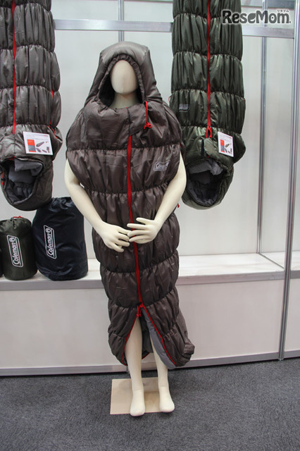 マミー型の寝袋（コルネットストレッチ）は、手足を出して防寒着としても使用可能。ストレッチ素材で動きやすい。