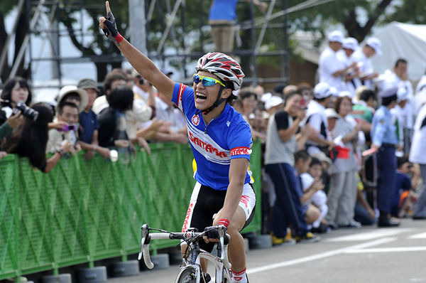 　第64回国民体育大会の自転車ロードレースは新潟県南魚沼市のしゃくなげ湖周回コースで開催され、距離111kmで行われた少年の部は笠原恭輔（埼玉県）が山本元喜（奈良県）との接戦を制して優勝した。
　成年の部は中島康晴（福井県）が優勝した。9月28日から10月1日まで