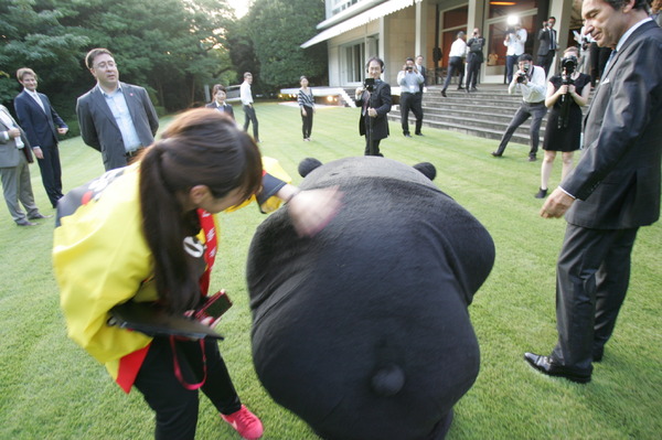 あーあ、芝生まみれになっちゃった