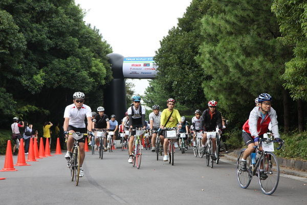 　9月19日に開催されたTOKYOセンチュリーライド ARAKAWA 2009が、自転車専門インターネットテレビのシクロチャンネルで公開された。ゲスト参加の新城幸也、安田大サーカスの団長、チームエレファントなどのインタビューはもちろん、一般参加の人たちのコメントを集め、