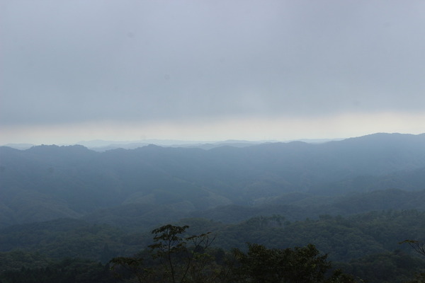 展望台からの見晴らし。この日は雲が出ていたが、近隣の山が見渡せた