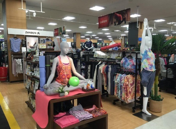 スニーカー中心のセレクトショップ「CORNERS」が東京初進出