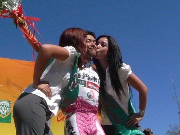 　メキシコで開催されていた7日間のステージレース、ブエルタ・チワワは10月10日の最終日に第6ステージが行われ、EQA・梅丹本舗の宮澤崇史がゴール勝負で区間2位になった。区間勝利はスペインのハビエル・ベニテス（コンテンポリスアンポ）で、08年大会と同様に区間3勝