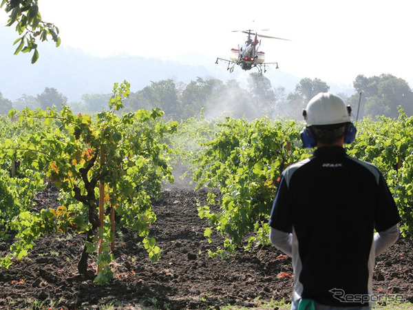 米国の葡萄畑で試験散布中のヤマハ発動機製産業用無人ヘリ